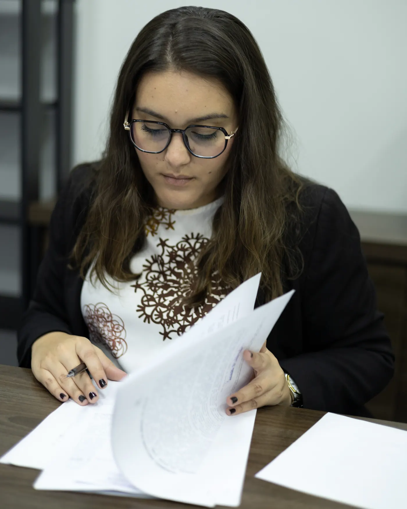 Iandara Manfredo analisando documentos